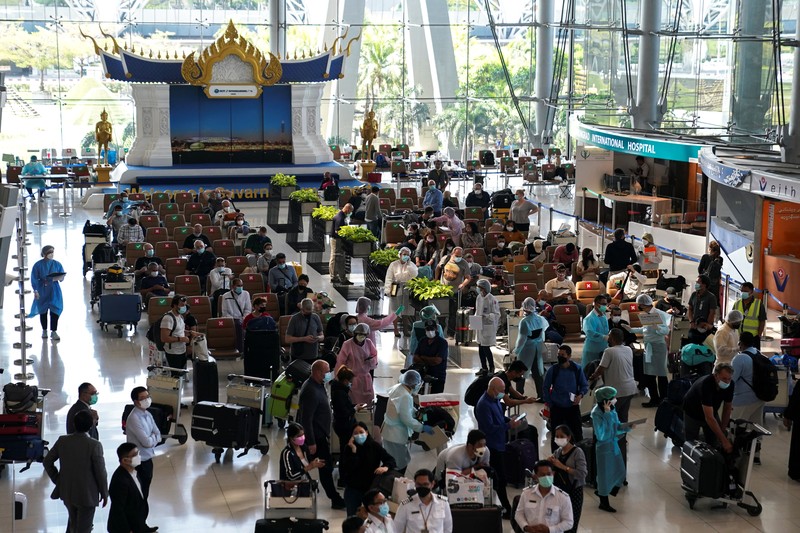 Turis asing tiba di Bandara Suvarnabhumi di hari pertama pembukaan pariwisata Thailand First group of foreign tourists arrive at Suvarnabhumi Airport during the first day of the country's reopening campaign, part of the government's plan to jump start the pandemic-hit tourism sector in Bangkok, Thailand November 1, 2021. REUTERS/Soe Zeya Tun TPX IMAGES OF THE DAY