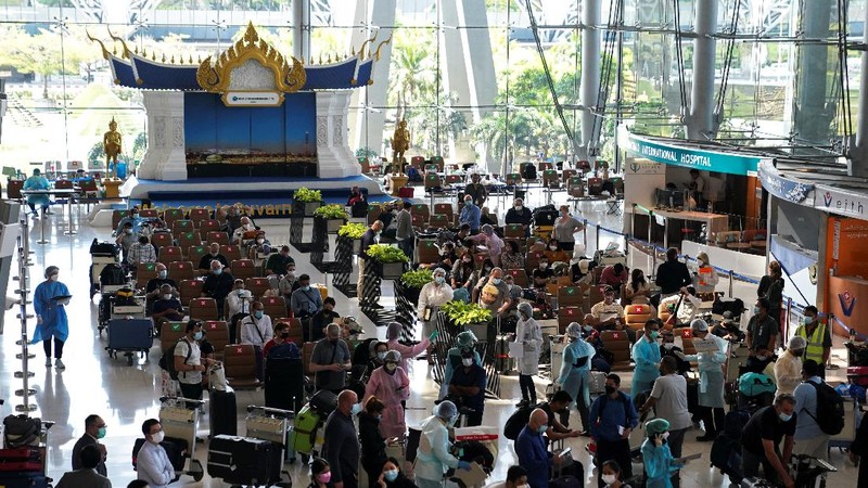 First group of foreign tourists arrive at Suvarnabhumi Airport during the first day of the country's reopening campaign, part of the government's plan to jump start the pandemic-hit tourism sector in Bangkok, Thailand November 1, 2021. REUTERS/Soe Zeya Tun     TPX IMAGES OF THE DAY