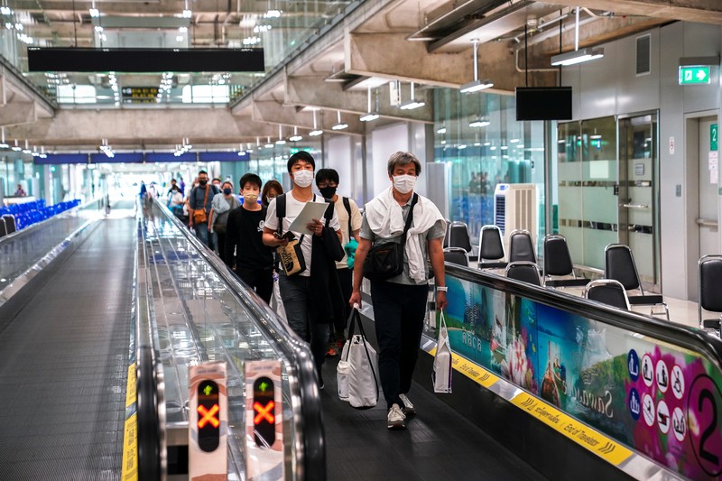 Turis asing tiba di Bandara Suvarnabhumi di hari pertama pembukaan pariwisata Thailand First group of foreign tourists arrive at Suvarnabhumi Airport during the first day of the country's reopening campaign, part of the government's plan to jump start the pandemic-hit tourism sector in Bangkok, Thailand November 1, 2021. REUTERS/Soe Zeya Tun TPX IMAGES OF THE DAY