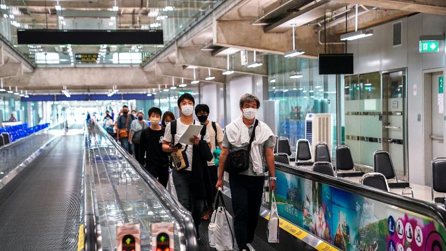 First group of foreign tourists arrive at Suvarnabhumi Airport during the first day of the country's reopening campaign, part of the government's plan to jump start the pandemic-hit tourism sector in Bangkok, Thailand November 1, 2021. REUTERS/Soe Zeya Tun     TPX IMAGES OF THE DAY