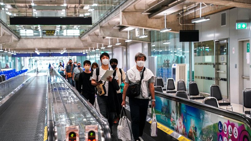 First group of foreign tourists arrive at Suvarnabhumi Airport during the first day of the country's reopening campaign, part of the government's plan to jump start the pandemic-hit tourism sector in Bangkok, Thailand November 1, 2021. REUTERS/Soe Zeya Tun     TPX IMAGES OF THE DAY