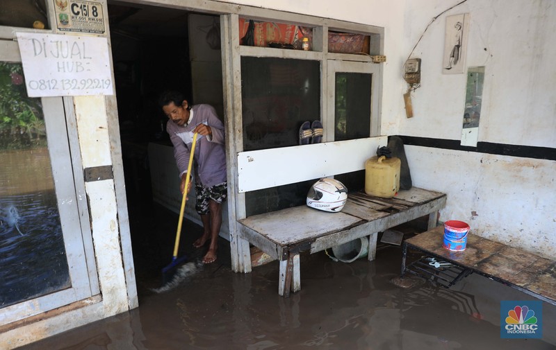 Suasana Perumahan Bumi Naso Indah, yang terendam banjir di Jatiasih, Kota Bekasi, Jawa Barat, Selasa (2/11). Banjir Warga menyebut banjir terjadi karena tanggul di dekat perumahan jebol. Pantauan CNBC Indonesia Petugas penanganan air kota Bekasi menguruk tanah untuk menutup tanggul yang rembes dari bawah. Hujan deras yang mengguyur kawasan DKI Jakarta dan sekitarnya mengakibatkan banjir di sejumlah titik, salah satunya di Bekasi, Jawa Barat. 
 (CNBC Indonesia/ Muhammad Sabki)