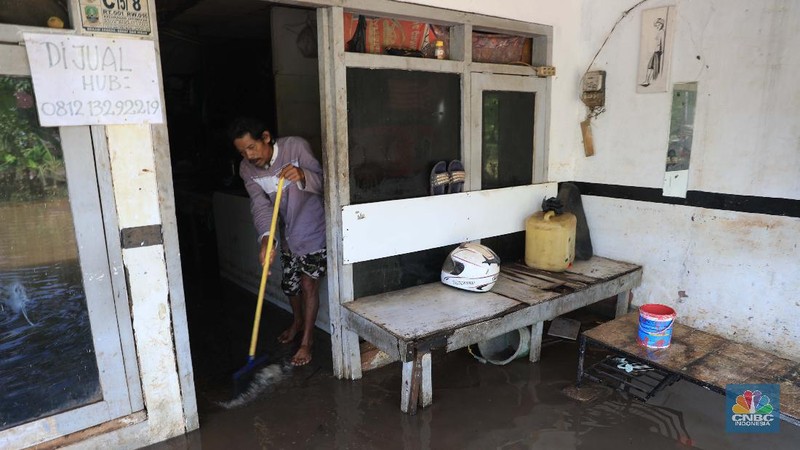 Suasana Perumahan Bumi Naso Indah, yang terendam banjir di Jatiasih, Kota Bekasi, Jawa Barat, Selasa (2/11). Banjir Warga menyebut banjir terjadi karena tanggul di dekat perumahan jebol. Pantauan CNBC Indonesia Petugas penanganan air kota Bekasi menguruk tanah untuk menutup tanggul yang rembes dari bawah. Hujan deras yang mengguyur kawasan DKI Jakarta dan sekitarnya mengakibatkan banjir di sejumlah titik, salah satunya di Bekasi, Jawa Barat. 
 (CNBC Indonesia/ Muhammad Sabki)