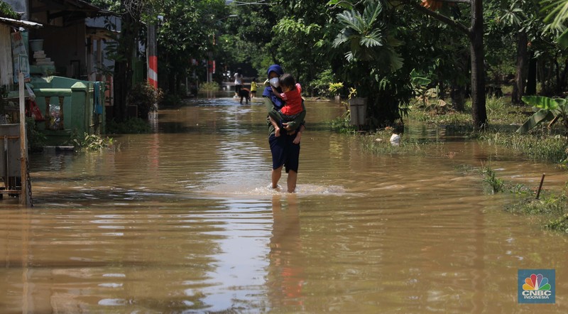 Suasana Perumahan Bumi Naso Indah, yang terendam banjir di Jatiasih, Kota Bekasi, Jawa Barat, Selasa (2/11). Banjir Warga menyebut banjir terjadi karena tanggul di dekat perumahan jebol. Pantauan CNBC Indonesia Petugas penanganan air kota Bekasi menguruk tanah untuk menutup tanggul yang rembes dari bawah. Hujan deras yang mengguyur kawasan DKI Jakarta dan sekitarnya mengakibatkan banjir di sejumlah titik, salah satunya di Bekasi, Jawa Barat. 
 (CNBC Indonesia/ Muhammad Sabki)