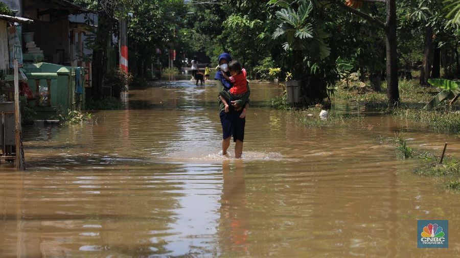 Suasana Perumahan Bumi Naso Indah, yang terendam banjir di Jatiasih, Kota Bekasi, Jawa Barat, Selasa (2/11). Banjir Warga menyebut banjir terjadi karena tanggul di dekat perumahan jebol. Pantauan CNBC Indonesia Petugas penanganan air kota Bekasi menguruk tanah untuk menutup tanggul yang rembes dari bawah. Hujan deras yang mengguyur kawasan DKI Jakarta dan sekitarnya mengakibatkan banjir di sejumlah titik, salah satunya di Bekasi, Jawa Barat. 
 (CNBC Indonesia/ Muhammad Sabki)