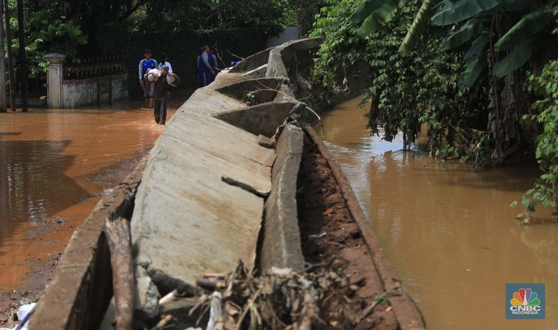 Suasana Perumahan Bumi Naso Indah, yang terendam banjir di Jatiasih, Kota Bekasi, Jawa Barat, Selasa (2/11). Banjir Warga menyebut banjir terjadi karena tanggul di dekat perumahan jebol. Pantauan CNBC Indonesia Petugas penanganan air kota Bekasi menguruk tanah untuk menutup tanggul yang rembes dari bawah. Hujan deras yang mengguyur kawasan DKI Jakarta dan sekitarnya mengakibatkan banjir di sejumlah titik, salah satunya di Bekasi, Jawa Barat. 
 (CNBC Indonesia/ Muhammad Sabki)