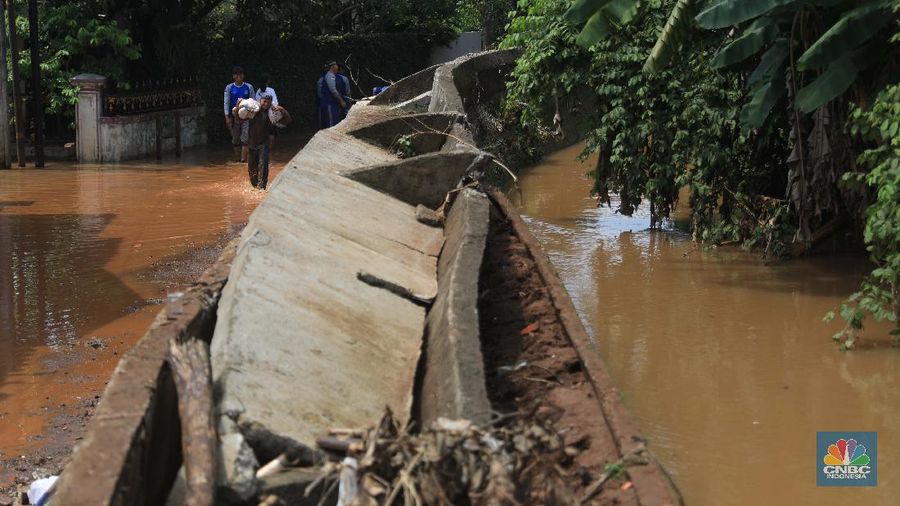 Suasana Perumahan Bumi Naso Indah, yang terendam banjir di Jatiasih, Kota Bekasi, Jawa Barat, Selasa (2/11). Banjir Warga menyebut banjir terjadi karena tanggul di dekat perumahan jebol. Pantauan CNBC Indonesia Petugas penanganan air kota Bekasi menguruk tanah untuk menutup tanggul yang rembes dari bawah. Hujan deras yang mengguyur kawasan DKI Jakarta dan sekitarnya mengakibatkan banjir di sejumlah titik, salah satunya di Bekasi, Jawa Barat. 
 (CNBC Indonesia/ Muhammad Sabki)