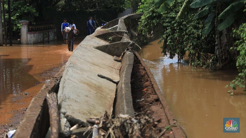 Suasana Perumahan Bumi Naso Indah, yang terendam banjir di Jatiasih, Kota Bekasi, Jawa Barat, Selasa (2/11). Banjir Warga menyebut banjir terjadi karena tanggul di dekat perumahan jebol. Pantauan CNBC Indonesia Petugas penanganan air kota Bekasi menguruk tanah untuk menutup tanggul yang rembes dari bawah. Hujan deras yang mengguyur kawasan DKI Jakarta dan sekitarnya mengakibatkan banjir di sejumlah titik, salah satunya di Bekasi, Jawa Barat. 
 (CNBC Indonesia/ Muhammad Sabki)