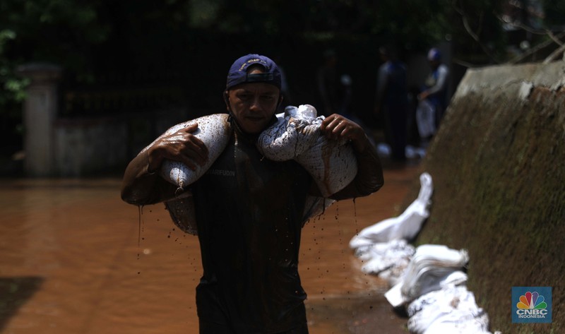 Suasana Perumahan Bumi Naso Indah, yang terendam banjir di Jatiasih, Kota Bekasi, Jawa Barat, Selasa (2/11). Banjir Warga menyebut banjir terjadi karena tanggul di dekat perumahan jebol. Pantauan CNBC Indonesia Petugas penanganan air kota Bekasi menguruk tanah untuk menutup tanggul yang rembes dari bawah. Hujan deras yang mengguyur kawasan DKI Jakarta dan sekitarnya mengakibatkan banjir di sejumlah titik, salah satunya di Bekasi, Jawa Barat. 
 (CNBC Indonesia/ Muhammad Sabki)