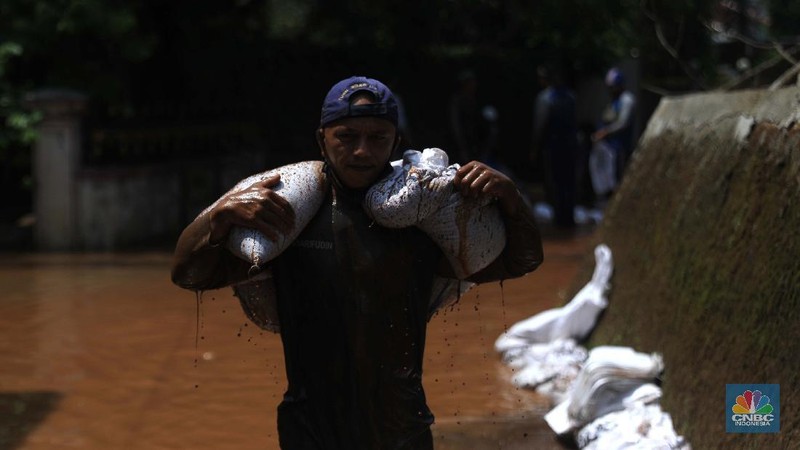Suasana Perumahan Bumi Naso Indah, yang terendam banjir di Jatiasih, Kota Bekasi, Jawa Barat, Selasa (2/11). Banjir Warga menyebut banjir terjadi karena tanggul di dekat perumahan jebol. Pantauan CNBC Indonesia Petugas penanganan air kota Bekasi menguruk tanah untuk menutup tanggul yang rembes dari bawah. Hujan deras yang mengguyur kawasan DKI Jakarta dan sekitarnya mengakibatkan banjir di sejumlah titik, salah satunya di Bekasi, Jawa Barat. 
 (CNBC Indonesia/ Muhammad Sabki)