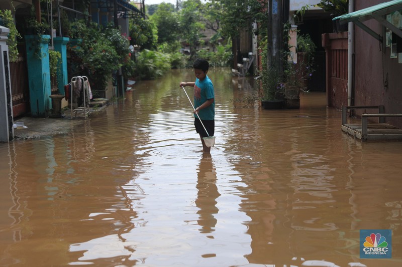 Suasana Perumahan Bumi Naso Indah, yang terendam banjir di Jatiasih, Kota Bekasi, Jawa Barat, Selasa (2/11). Banjir Warga menyebut banjir terjadi karena tanggul di dekat perumahan jebol. Pantauan CNBC Indonesia Petugas penanganan air kota Bekasi menguruk tanah untuk menutup tanggul yang rembes dari bawah. Hujan deras yang mengguyur kawasan DKI Jakarta dan sekitarnya mengakibatkan banjir di sejumlah titik, salah satunya di Bekasi, Jawa Barat. 
 (CNBC Indonesia/ Muhammad Sabki)