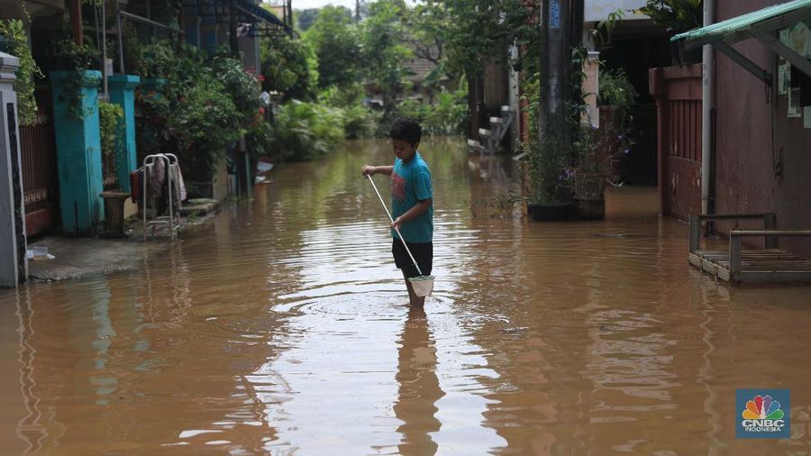 Suasana Perumahan Bumi Naso Indah, yang terendam banjir di Jatiasih, Kota Bekasi, Jawa Barat, Selasa (2/11). Banjir Warga menyebut banjir terjadi karena tanggul di dekat perumahan jebol. Pantauan CNBC Indonesia Petugas penanganan air kota Bekasi menguruk tanah untuk menutup tanggul yang rembes dari bawah. Hujan deras yang mengguyur kawasan DKI Jakarta dan sekitarnya mengakibatkan banjir di sejumlah titik, salah satunya di Bekasi, Jawa Barat. 
 (CNBC Indonesia/ Muhammad Sabki)