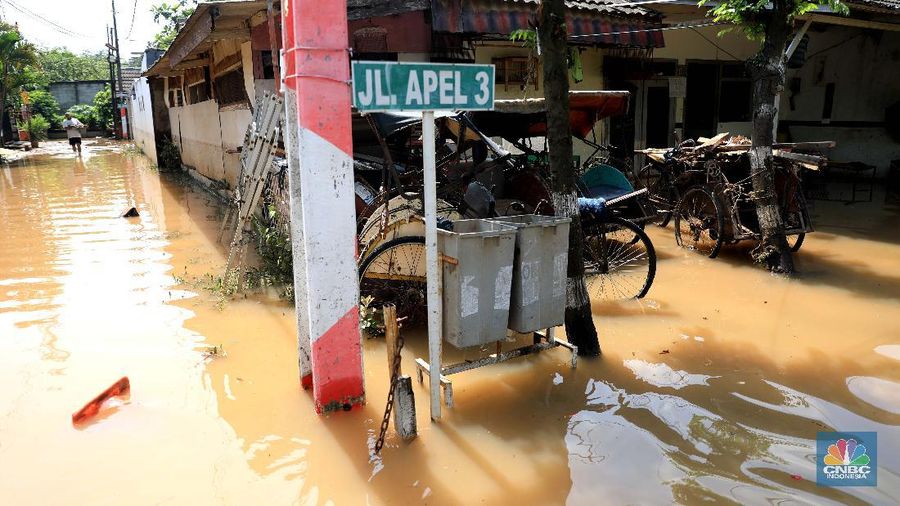 Suasana Perumahan Bumi Naso Indah, yang terendam banjir di Jatiasih, Kota Bekasi, Jawa Barat, Selasa (2/11). Banjir Warga menyebut banjir terjadi karena tanggul di dekat perumahan jebol. Pantauan CNBC Indonesia Petugas penanganan air kota Bekasi menguruk tanah untuk menutup tanggul yang rembes dari bawah. Hujan deras yang mengguyur kawasan DKI Jakarta dan sekitarnya mengakibatkan banjir di sejumlah titik, salah satunya di Bekasi, Jawa Barat. 
 (CNBC Indonesia/ Muhammad Sabki)