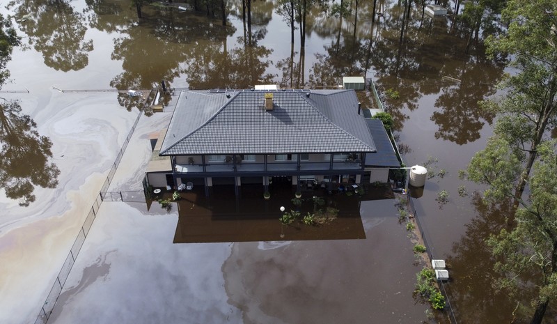 memancing di Danau Oroville saat permukaan air rendah karena kondisi kekeringan yang berkelanjutan di Oroville, California A kayaker fishes in Lake Oroville as water levels remain low due to continuing drought conditions in Oroville, Calif., Aug. 22, 2021. (AP Photo/Ethan Swope)