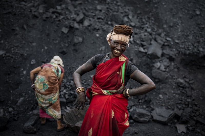 Buruh Angkut Batu Bara di India A man climbs a steep ridge with a basket of coal scavenged from a mine near Dhanbad, an eastern Indian city in Jharkhand state, Friday, Sept. 24, 2021. A 2021 Indian government study found that Jharkhand state -- among the poorest in India and the state with the nation’s largest coal reserves -- is also the most vulnerable Indian state to climate change. Efforts to fight climate change are being held back in part because coal, the biggest single source of climate-changing gases, provides cheap electricity and supports millions of jobs. It's one of the dilemmas facing world leaders gathered in Glasgow, Scotland this week in an attempt to stave off the worst effects of climate change. (AP Photo/Altaf Qadri)