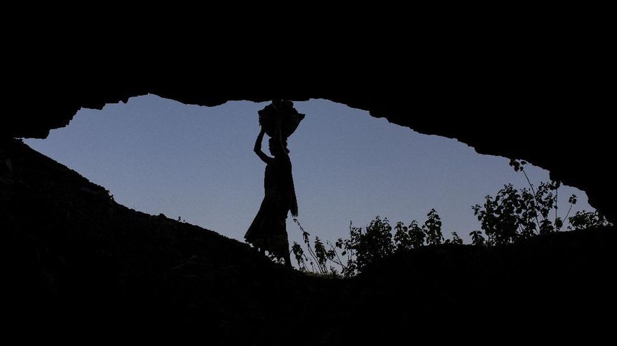 Buruh Angkut Batu Bara di India A woman is silhouetted as she carries a basket of coal scavenged from a mine near Dhanbad, an eastern Indian city in Jharkhand state, Friday, Sept. 24, 2021. A 2021 Indian government study found that Jharkhand state -- among the poorest in India and the state with the nation’s largest coal reserves -- is also the most vulnerable Indian state to climate change. Efforts to fight climate change are being held back in part because coal, the biggest single source of climate-changing gases, provides cheap electricity and supports millions of jobs. It's one of the dilemmas facing world leaders gathered in Glasgow, Scotland this week in an attempt to stave off the worst effects of climate change. (AP Photo/Altaf Qadri)