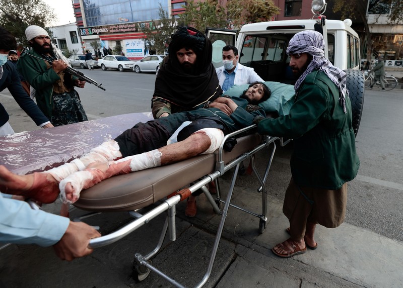 Ledakan di Rumah Sakit Kabul Afghanistan Taliban fighters block roads after an explosion Tuesday, Nov. 2, 2021. An explosion went off Tuesday at the entrance of a military hospital in Kabul, killing severa; people and wounding over a dozen, health officials said.(AP Photo/Ahmad Halabisaz)