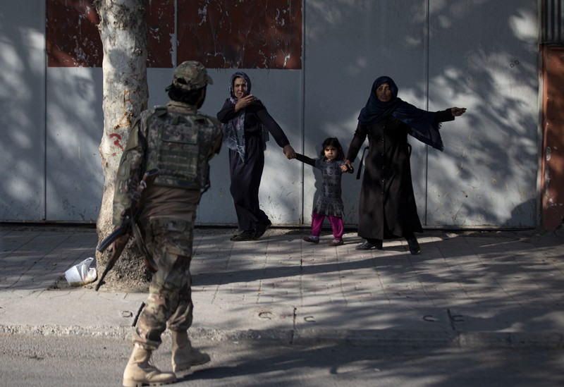 Ledakan di Rumah Sakit Kabul Afghanistan Taliban fighters block roads after an explosion Tuesday, Nov. 2, 2021. An explosion went off Tuesday at the entrance of a military hospital in Kabul, killing severa; people and wounding over a dozen, health officials said.(AP Photo/Ahmad Halabisaz)