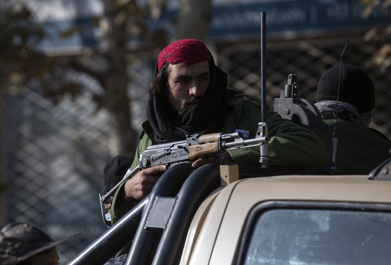 Ledakan di Rumah Sakit Kabul Afghanistan Taliban fighters block roads after an explosion Tuesday, Nov. 2, 2021. An explosion went off Tuesday at the entrance of a military hospital in Kabul, killing severa; people and wounding over a dozen, health officials said.(AP Photo/Ahmad Halabisaz)