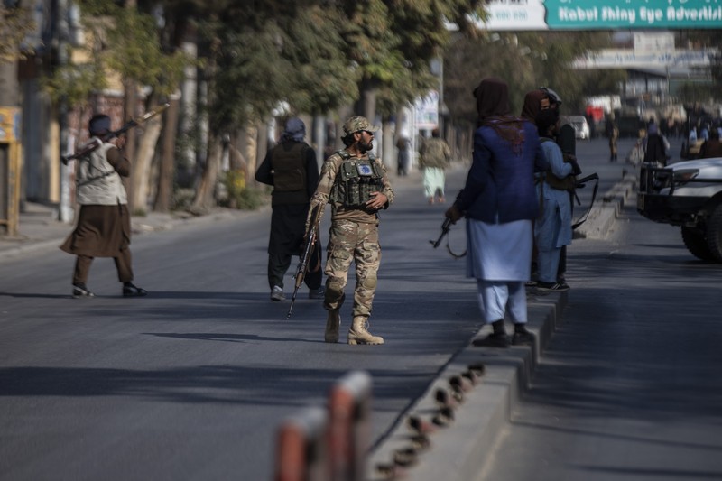 Ledakan di Rumah Sakit Kabul Afghanistan Taliban fighters block roads after an explosion Tuesday, Nov. 2, 2021. An explosion went off Tuesday at the entrance of a military hospital in Kabul, killing severa; people and wounding over a dozen, health officials said.(AP Photo/Ahmad Halabisaz)