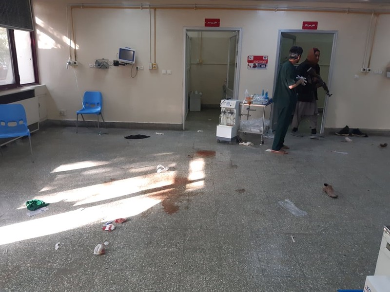 Ledakan di Rumah Sakit Kabul Afghanistan Taliban fighters block roads after an explosion Tuesday, Nov. 2, 2021. An explosion went off Tuesday at the entrance of a military hospital in Kabul, killing severa; people and wounding over a dozen, health officials said.(AP Photo/Ahmad Halabisaz)