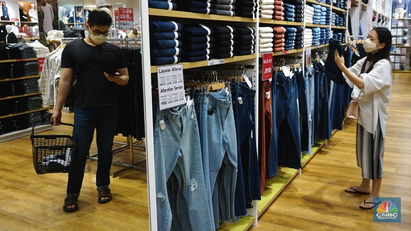 Mall di Masa Pelonggaran PPKM Karyawan merapikan manekin (patung busana) di Lippo Mal Puri Jakarta, Selasa (2/11/2021). Pemerintah mengumumkan, kini DKI Jakarta sudah menjadi wilayah kategori Level 1 dalam pemberlakuan pembatasan kegiatan masyarakat (PPKM). Dengan status tersebut, mulai hari ini Selasa (2/11/2021) hingga 15 November 2021 maka aktivitas masyarakat kembali dilonggarkan. Aturan tersebut tertuang di dalam Instruksi Menteri Dalam Negeri Nomor 57 Tahun 2021 tentang pemberlakuan PPKM Covid-19 di wilayah Jawa dan Bali yang diteken 1 November 2021. (CNBC Indonesia/ Tri Susilo)