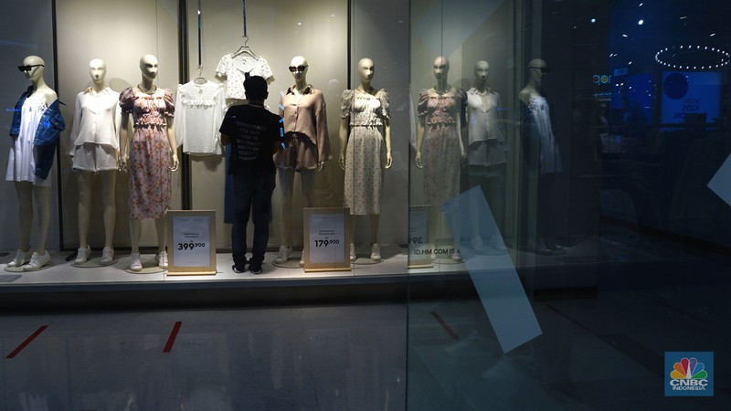 Mall di Masa Pelonggaran PPKM Karyawan merapikan manekin (patung busana) di Lippo Mal Puri Jakarta, Selasa (2/11/2021). Pemerintah mengumumkan, kini DKI Jakarta sudah menjadi wilayah kategori Level 1 dalam pemberlakuan pembatasan kegiatan masyarakat (PPKM). Dengan status tersebut, mulai hari ini Selasa (2/11/2021) hingga 15 November 2021 maka aktivitas masyarakat kembali dilonggarkan. Aturan tersebut tertuang di dalam Instruksi Menteri Dalam Negeri Nomor 57 Tahun 2021 tentang pemberlakuan PPKM Covid-19 di wilayah Jawa dan Bali yang diteken 1 November 2021. (CNBC Indonesia/ Tri Susilo)