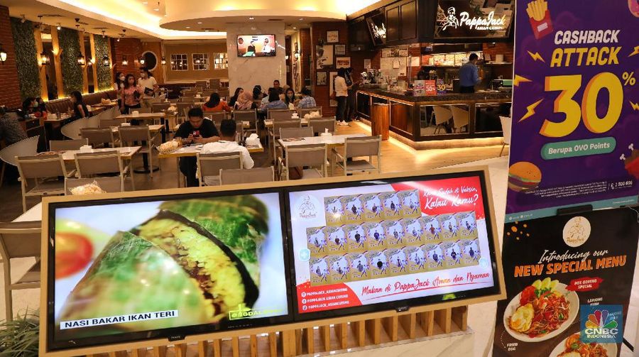Karyawan merapikan manekin (patung busana) di Lippo Mal Puri Jakarta, Selasa (2/11/2021). Pemerintah mengumumkan, kini DKI Jakarta sudah menjadi wilayah kategori Level 1 dalam pemberlakuan pembatasan kegiatan masyarakat (PPKM). Dengan status tersebut, mulai hari ini Selasa (2/11/2021) hingga 15 November 2021 maka aktivitas masyarakat kembali dilonggarkan. Aturan tersebut tertuang di dalam Instruksi Menteri Dalam Negeri Nomor 57 Tahun 2021 tentang pemberlakuan PPKM Covid-19 di wilayah Jawa dan Bali yang diteken 1 November 2021. (CNBC Indonesia/ Tri Susilo)