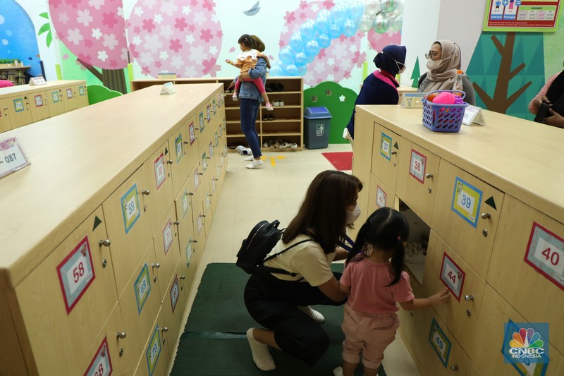 Karyawan merapikan manekin (patung busana) di Lippo Mal Puri Jakarta, Selasa (2/11/2021). Pemerintah mengumumkan, kini DKI Jakarta sudah menjadi wilayah kategori Level 1 dalam pemberlakuan pembatasan kegiatan masyarakat (PPKM). Dengan status tersebut, mulai hari ini Selasa (2/11/2021) hingga 15 November 2021 maka aktivitas masyarakat kembali dilonggarkan. Aturan tersebut tertuang di dalam Instruksi Menteri Dalam Negeri Nomor 57 Tahun 2021 tentang pemberlakuan PPKM Covid-19 di wilayah Jawa dan Bali yang diteken 1 November 2021. (CNBC Indonesia/ Tri Susilo)