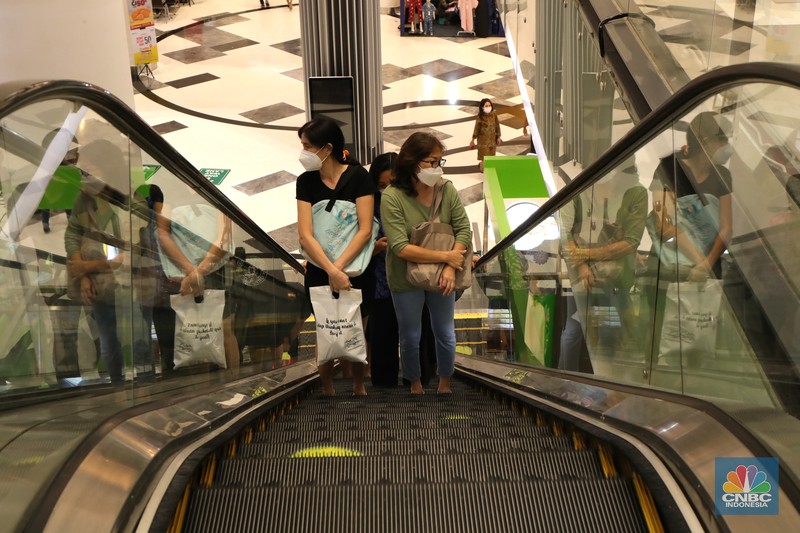Mall di Masa Pelonggaran PPKM Karyawan merapikan manekin (patung busana) di Lippo Mal Puri Jakarta, Selasa (2/11/2021). Pemerintah mengumumkan, kini DKI Jakarta sudah menjadi wilayah kategori Level 1 dalam pemberlakuan pembatasan kegiatan masyarakat (PPKM). Dengan status tersebut, mulai hari ini Selasa (2/11/2021) hingga 15 November 2021 maka aktivitas masyarakat kembali dilonggarkan. Aturan tersebut tertuang di dalam Instruksi Menteri Dalam Negeri Nomor 57 Tahun 2021 tentang pemberlakuan PPKM Covid-19 di wilayah Jawa dan Bali yang diteken 1 November 2021. (CNBC Indonesia/ Tri Susilo)