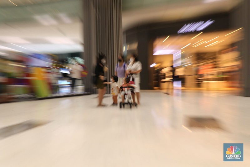 Mall di Masa Pelonggaran PPKM Karyawan merapikan manekin (patung busana) di Lippo Mal Puri Jakarta, Selasa (2/11/2021). Pemerintah mengumumkan, kini DKI Jakarta sudah menjadi wilayah kategori Level 1 dalam pemberlakuan pembatasan kegiatan masyarakat (PPKM). Dengan status tersebut, mulai hari ini Selasa (2/11/2021) hingga 15 November 2021 maka aktivitas masyarakat kembali dilonggarkan. Aturan tersebut tertuang di dalam Instruksi Menteri Dalam Negeri Nomor 57 Tahun 2021 tentang pemberlakuan PPKM Covid-19 di wilayah Jawa dan Bali yang diteken 1 November 2021. (CNBC Indonesia/ Tri Susilo)