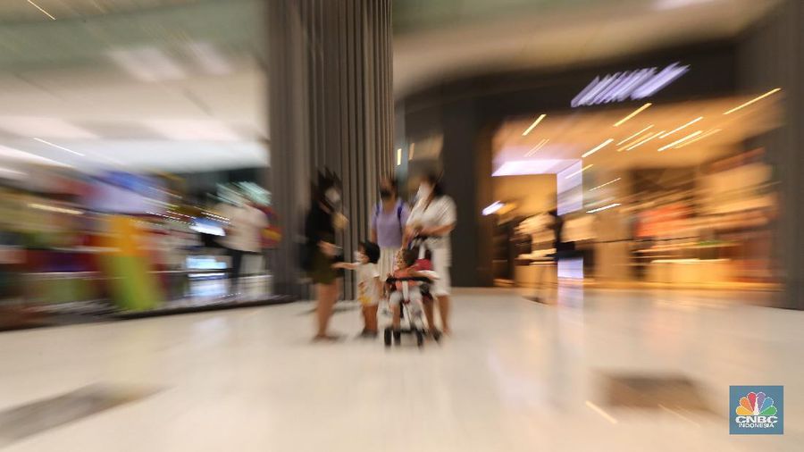 Karyawan merapikan manekin (patung busana) di Lippo Mal Puri Jakarta, Selasa (2/11/2021). Pemerintah mengumumkan, kini DKI Jakarta sudah menjadi wilayah kategori Level 1 dalam pemberlakuan pembatasan kegiatan masyarakat (PPKM). Dengan status tersebut, mulai hari ini Selasa (2/11/2021) hingga 15 November 2021 maka aktivitas masyarakat kembali dilonggarkan. Aturan tersebut tertuang di dalam Instruksi Menteri Dalam Negeri Nomor 57 Tahun 2021 tentang pemberlakuan PPKM Covid-19 di wilayah Jawa dan Bali yang diteken 1 November 2021. (CNBC Indonesia/ Tri Susilo)