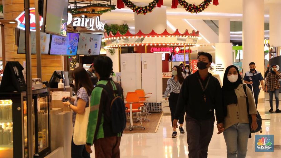 Karyawan merapikan manekin (patung busana) di Lippo Mal Puri Jakarta, Selasa (2/11/2021). Pemerintah mengumumkan, kini DKI Jakarta sudah menjadi wilayah kategori Level 1 dalam pemberlakuan pembatasan kegiatan masyarakat (PPKM). Dengan status tersebut, mulai hari ini Selasa (2/11/2021) hingga 15 November 2021 maka aktivitas masyarakat kembali dilonggarkan. Aturan tersebut tertuang di dalam Instruksi Menteri Dalam Negeri Nomor 57 Tahun 2021 tentang pemberlakuan PPKM Covid-19 di wilayah Jawa dan Bali yang diteken 1 November 2021. (CNBC Indonesia/ Tri Susilo)