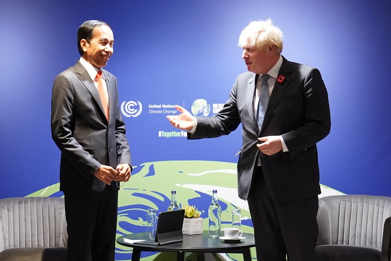 Britain's Prime Minister Boris Johnson (R) greets Indonesia's President Joko Widodo during arrivals at the UN Climate Change Conference (COP26) in Glasgow, Scotland, Britain November 1, 2021. Christopher Furlong/Pool via REUTERS