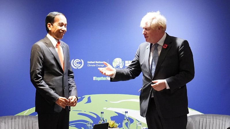 Britain's Prime Minister Boris Johnson (R) greets Indonesia's President Joko Widodo during arrivals at the UN Climate Change Conference (COP26) in Glasgow, Scotland, Britain November 1, 2021. Christopher Furlong/Pool via REUTERS