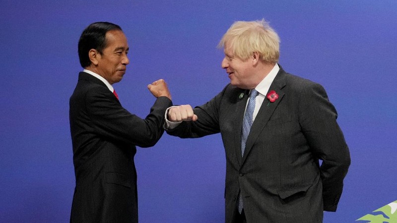 Britain's Prime Minister Boris Johnson (R) greets Indonesia's President Joko Widodo during arrivals at the UN Climate Change Conference (COP26) in Glasgow, Scotland, Britain November 1, 2021. Christopher Furlong/Pool via REUTERS