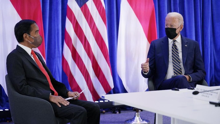 Presiden Indonesia Joko Widodo (Jokowi) dan Presiden AS Joe Biden President Joe Biden meets with Indonesian President Joko Widodo during the COP26 U.N. Climate Summit, Monday, Nov. 1, 2021, in Edinburgh, Scotland. (AP Photo/Evan Vucci)