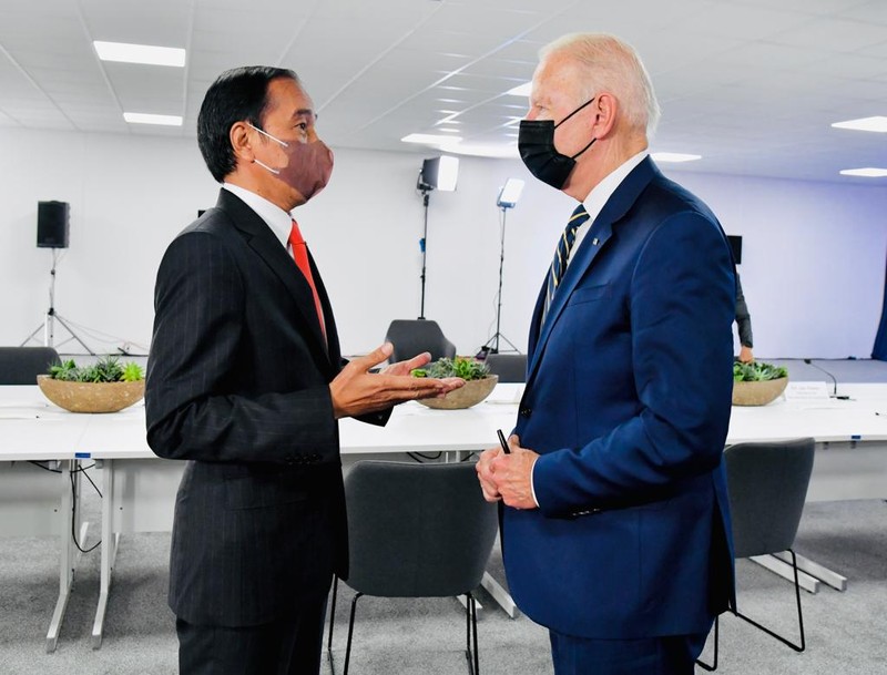 Perdana Menteri Inggris Boris Johnson (kanan) menyapa Presiden Indonesia Joko Widodo saat tiba di Konferensi Perubahan Iklim PBB (COP26) di Glasgow, Skotlandia, Inggris Britain's Prime Minister Boris Johnson (R) greets Indonesia's President Joko Widodo during arrivals at the UN Climate Change Conference (COP26) in Glasgow, Scotland, Britain November 1, 2021. Christopher Furlong/Pool via REUTERS