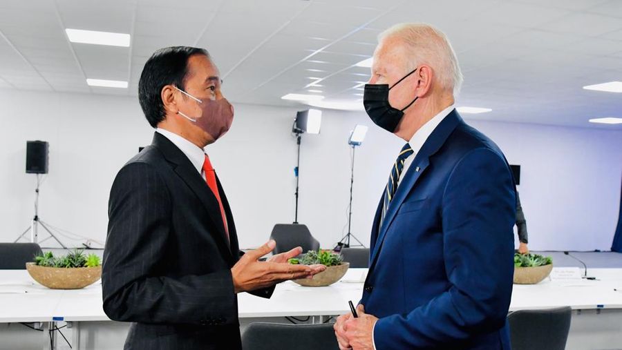 Britain's Prime Minister Boris Johnson (R) greets Indonesia's President Joko Widodo during arrivals at the UN Climate Change Conference (COP26) in Glasgow, Scotland, Britain November 1, 2021. Christopher Furlong/Pool via REUTERS