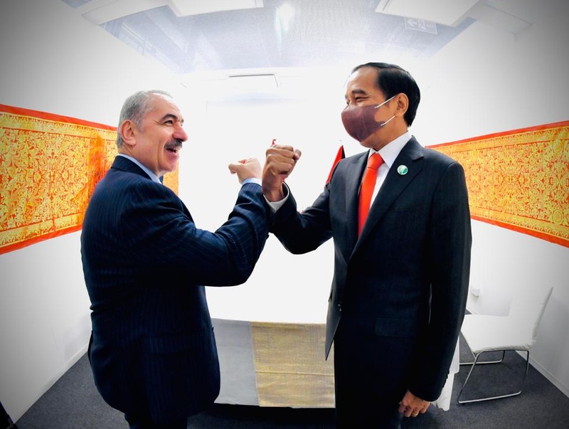 Perdana Menteri Inggris Boris Johnson (kanan) menyapa Presiden Indonesia Joko Widodo saat tiba di Konferensi Perubahan Iklim PBB (COP26) di Glasgow, Skotlandia, Inggris Britain's Prime Minister Boris Johnson (R) greets Indonesia's President Joko Widodo during arrivals at the UN Climate Change Conference (COP26) in Glasgow, Scotland, Britain November 1, 2021. Christopher Furlong/Pool via REUTERS