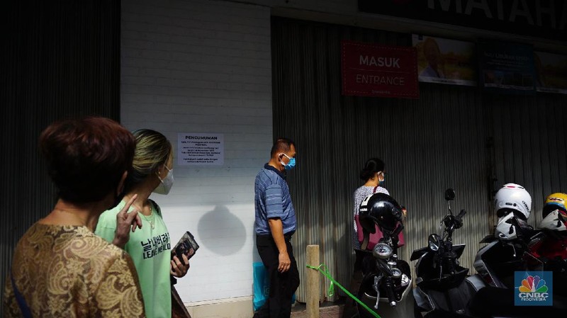 Warga melihat selembaran kertas yang tertempel digerai Matahari Store, Pasar Baru, Jakarta, Selasa (2/11/2021). Matahari Departemen Store menutup gerainya yang ada di Pasar Baru, didrpan lokasi hanya terpakir kendaraan pengunjung gerai lain. Menurut petugas parkir 