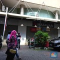 Warga melihat selembaran kertas yang tertempel digerai Matahari Store, Pasar Baru, Jakarta, Selasa (2/11/2021). Matahari Departemen Store menutup gerainya yang ada di Pasar Baru, didrpan lokasi hanya terpakir kendaraan pengunjung gerai lain. Menurut
