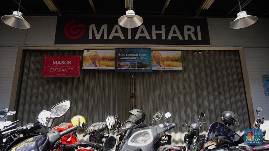 Warga melihat selembaran kertas yang tertempel digerai Matahari Store, Pasar Baru, Jakarta, Selasa (2/11/2021). Matahari Departemen Store menutup gerainya yang ada di Pasar Baru, didrpan lokasi hanya terpakir kendaraan pengunjung gerai lain. Menurut petugas parkir 