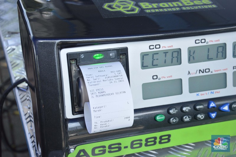 Uji Emisi Motor Petugas melakukan uji emisi gas buang kendaraan di Lapangan Parkir IRTI Monas, Jakarta, Selasa (2/11/2021). Pemerintah Provinsi DKI Jakarta akan memberlakukan sanksi tilang pada sepeda motor dan mobil yang kadar emisi gas buangnya melebihi batas yang telah ditentukan mulai 13 November 2021. Masyarakat pun diharapkan segera melakukan uji emisi pada kendaraannya. Terdapat 15 lokasi bengkel dan kios pelaksana uji emisi di Jakarta untuk warga yang ingin melakukan uji emisi kendaraan sebelum diterapkannya sanksi tilang berupa denda sebesar Rp 500.000 untuk mobil dan motor Rp 250.000. Sanksi tilang ini berlaku mulai 13 November 2021 berdasarkan Undang-Undang Lalu Lintas dan Angkutan Jalan pada Pasal 285 dan Pasal 286 dan Peraturan Gubernur DKI Jakarta No. 66 Tahun 2020 tentang Uji Emisi Gas Buang Kendaraan Bermotor. (CNBC Indonesia/ Muhammad Sabki)