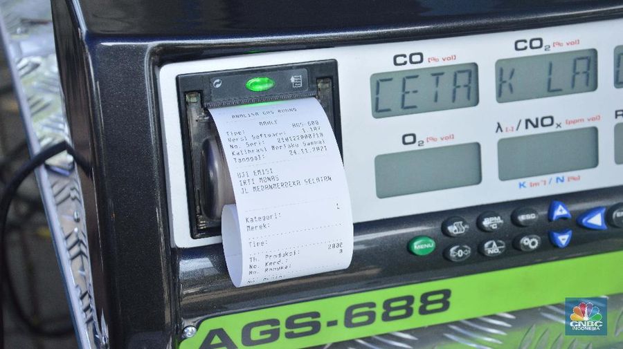 Petugas melakukan uji emisi gas buang kendaraan di Lapangan Parkir IRTI Monas, Jakarta, Selasa (2/11/2021). Pemerintah Provinsi DKI Jakarta akan memberlakukan sanksi tilang pada sepeda motor dan mobil yang kadar emisi gas buangnya melebihi batas yang telah ditentukan mulai 13 November 2021. Masyarakat pun diharapkan segera melakukan uji emisi pada kendaraannya. Terdapat 15 lokasi bengkel dan kios pelaksana uji emisi di Jakarta untuk warga yang ingin melakukan uji emisi kendaraan sebelum diterapkannya sanksi tilang berupa denda sebesar Rp 500.000 untuk mobil dan motor Rp 250.000. Sanksi tilang ini berlaku mulai 13 November 2021 berdasarkan Undang-Undang Lalu Lintas dan Angkutan Jalan pada Pasal 285 dan Pasal 286 dan Peraturan Gubernur DKI Jakarta No. 66 Tahun 2020 tentang Uji Emisi Gas Buang Kendaraan Bermotor. (CNBC Indonesia/ Muhammad Sabki)