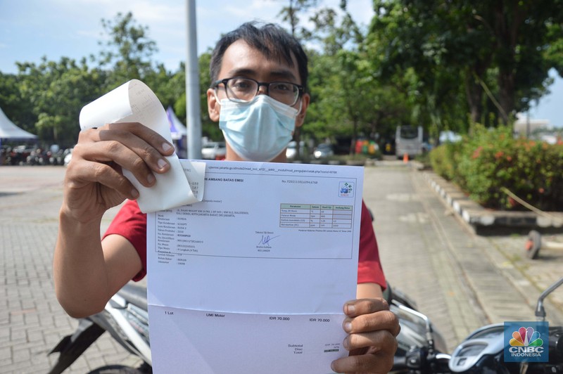 Uji Emisi Motor Petugas melakukan uji emisi gas buang kendaraan di Lapangan Parkir IRTI Monas, Jakarta, Selasa (2/11/2021). Pemerintah Provinsi DKI Jakarta akan memberlakukan sanksi tilang pada sepeda motor dan mobil yang kadar emisi gas buangnya melebihi batas yang telah ditentukan mulai 13 November 2021. Masyarakat pun diharapkan segera melakukan uji emisi pada kendaraannya. Terdapat 15 lokasi bengkel dan kios pelaksana uji emisi di Jakarta untuk warga yang ingin melakukan uji emisi kendaraan sebelum diterapkannya sanksi tilang berupa denda sebesar Rp 500.000 untuk mobil dan motor Rp 250.000. Sanksi tilang ini berlaku mulai 13 November 2021 berdasarkan Undang-Undang Lalu Lintas dan Angkutan Jalan pada Pasal 285 dan Pasal 286 dan Peraturan Gubernur DKI Jakarta No. 66 Tahun 2020 tentang Uji Emisi Gas Buang Kendaraan Bermotor. (CNBC Indonesia/ Muhammad Sabki)