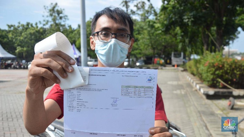 Petugas melakukan uji emisi gas buang kendaraan di Lapangan Parkir IRTI Monas, Jakarta, Selasa (2/11/2021). Pemerintah Provinsi DKI Jakarta akan memberlakukan sanksi tilang pada sepeda motor dan mobil yang kadar emisi gas buangnya melebihi batas yang telah ditentukan mulai 13 November 2021. Masyarakat pun diharapkan segera melakukan uji emisi pada kendaraannya. Terdapat 15 lokasi bengkel dan kios pelaksana uji emisi di Jakarta untuk warga yang ingin melakukan uji emisi kendaraan sebelum diterapkannya sanksi tilang berupa denda sebesar Rp 500.000 untuk mobil dan motor Rp 250.000. Sanksi tilang ini berlaku mulai 13 November 2021 berdasarkan Undang-Undang Lalu Lintas dan Angkutan Jalan pada Pasal 285 dan Pasal 286 dan Peraturan Gubernur DKI Jakarta No. 66 Tahun 2020 tentang Uji Emisi Gas Buang Kendaraan Bermotor. (CNBC Indonesia/ Muhammad Sabki)