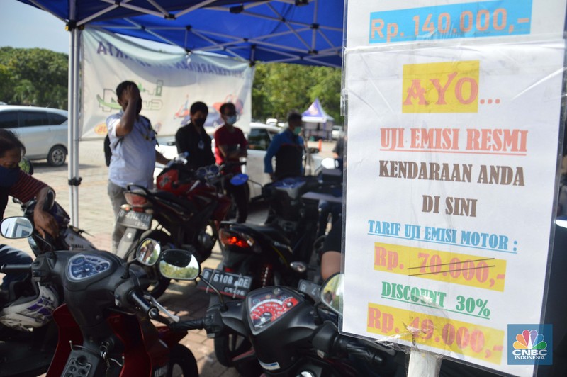 Uji Emisi Motor Petugas melakukan uji emisi gas buang kendaraan di Lapangan Parkir IRTI Monas, Jakarta, Selasa (2/11/2021). Pemerintah Provinsi DKI Jakarta akan memberlakukan sanksi tilang pada sepeda motor dan mobil yang kadar emisi gas buangnya melebihi batas yang telah ditentukan mulai 13 November 2021. Masyarakat pun diharapkan segera melakukan uji emisi pada kendaraannya. Terdapat 15 lokasi bengkel dan kios pelaksana uji emisi di Jakarta untuk warga yang ingin melakukan uji emisi kendaraan sebelum diterapkannya sanksi tilang berupa denda sebesar Rp 500.000 untuk mobil dan motor Rp 250.000. Sanksi tilang ini berlaku mulai 13 November 2021 berdasarkan Undang-Undang Lalu Lintas dan Angkutan Jalan pada Pasal 285 dan Pasal 286 dan Peraturan Gubernur DKI Jakarta No. 66 Tahun 2020 tentang Uji Emisi Gas Buang Kendaraan Bermotor. (CNBC Indonesia/ Muhammad Sabki)