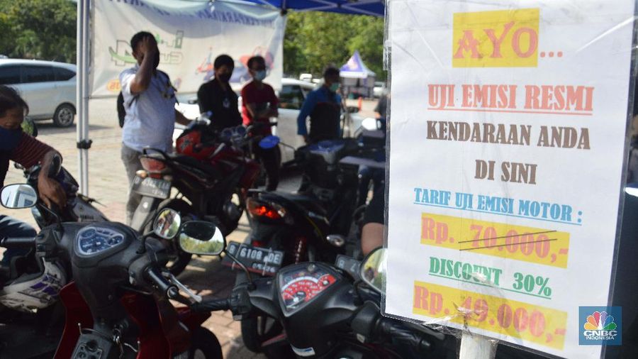 Petugas melakukan uji emisi gas buang kendaraan di Lapangan Parkir IRTI Monas, Jakarta, Selasa (2/11/2021). Pemerintah Provinsi DKI Jakarta akan memberlakukan sanksi tilang pada sepeda motor dan mobil yang kadar emisi gas buangnya melebihi batas yang telah ditentukan mulai 13 November 2021. Masyarakat pun diharapkan segera melakukan uji emisi pada kendaraannya. Terdapat 15 lokasi bengkel dan kios pelaksana uji emisi di Jakarta untuk warga yang ingin melakukan uji emisi kendaraan sebelum diterapkannya sanksi tilang berupa denda sebesar Rp 500.000 untuk mobil dan motor Rp 250.000. Sanksi tilang ini berlaku mulai 13 November 2021 berdasarkan Undang-Undang Lalu Lintas dan Angkutan Jalan pada Pasal 285 dan Pasal 286 dan Peraturan Gubernur DKI Jakarta No. 66 Tahun 2020 tentang Uji Emisi Gas Buang Kendaraan Bermotor. (CNBC Indonesia/ Muhammad Sabki)