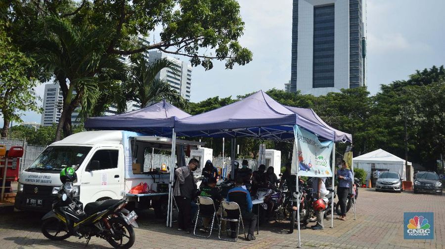 Petugas melakukan uji emisi gas buang kendaraan di Lapangan Parkir IRTI Monas, Jakarta, Selasa (2/11/2021). Pemerintah Provinsi DKI Jakarta akan memberlakukan sanksi tilang pada sepeda motor dan mobil yang kadar emisi gas buangnya melebihi batas yang telah ditentukan mulai 13 November 2021. Masyarakat pun diharapkan segera melakukan uji emisi pada kendaraannya. Terdapat 15 lokasi bengkel dan kios pelaksana uji emisi di Jakarta untuk warga yang ingin melakukan uji emisi kendaraan sebelum diterapkannya sanksi tilang berupa denda sebesar Rp 500.000 untuk mobil dan motor Rp 250.000. Sanksi tilang ini berlaku mulai 13 November 2021 berdasarkan Undang-Undang Lalu Lintas dan Angkutan Jalan pada Pasal 285 dan Pasal 286 dan Peraturan Gubernur DKI Jakarta No. 66 Tahun 2020 tentang Uji Emisi Gas Buang Kendaraan Bermotor. (CNBC Indonesia/ Muhammad Sabki)